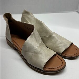 Buckle Beast Fashion Carter Shoes Sandals Slip On Vegan Leather Ivory Size 6.5